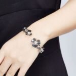 Van Cleef and Arpels Frivole bracelet 7 flowers medium model - 图片 6