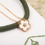 Van Cleef and Arpels Lucky Spring pendant plum blossom - 图片 4