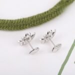 Van Cleef and Arpels Lotus openwork earrings mini model - 图片 5