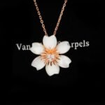 Van Cleef and Arpels Rose de No?l pendant mini model - 图片 3