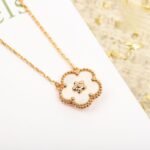 Van Cleef and Arpels Lucky Spring pendant plum blossom - 图片 5