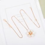 Van Cleef and Arpels Rose de No?l pendant mini model - 图片 2
