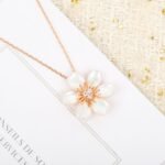 Van Cleef and Arpels Rose de No?l pendant mini model - 图片 6