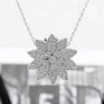 Van Cleef and Arpels Lotus clip pendant medium model - 图片 2