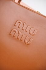 Miu Miu Logo Embossed Zip Tote Brown - 图片 13