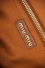 Miu Miu Logo Embossed Zip Tote Brown - 图片 16