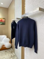 LV Knit Shoulder Button Crew Neck Sweater - 图片 4