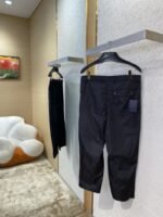 Prada Triangle Label Recycled Nylon Trousers - 图片 4