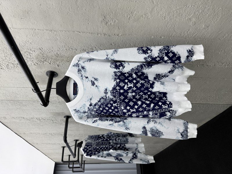 wsxc1753496755306_0.jpg lv blue and white gradient sweater - 图片 1