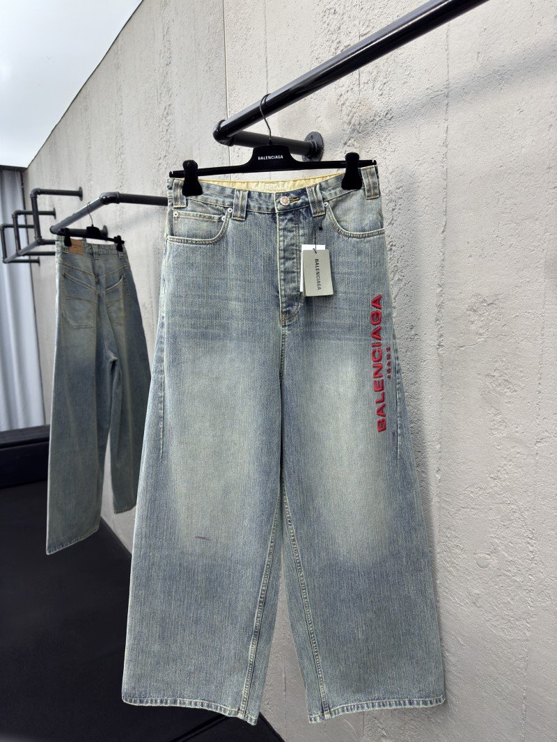 wsxc1753501720739_0.jpg Balenciaga Embroidered Denim Pants With Red Lettering - 图片 1