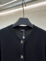 Chanel Solid Color Crew Neck Single-Button Long-Sleeve Knit Sweater 1 - 图片 3