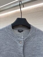 Chanel Solid Color Crew Neck Single-Button Long-Sleeve Knit Sweater 2 - 图片 3