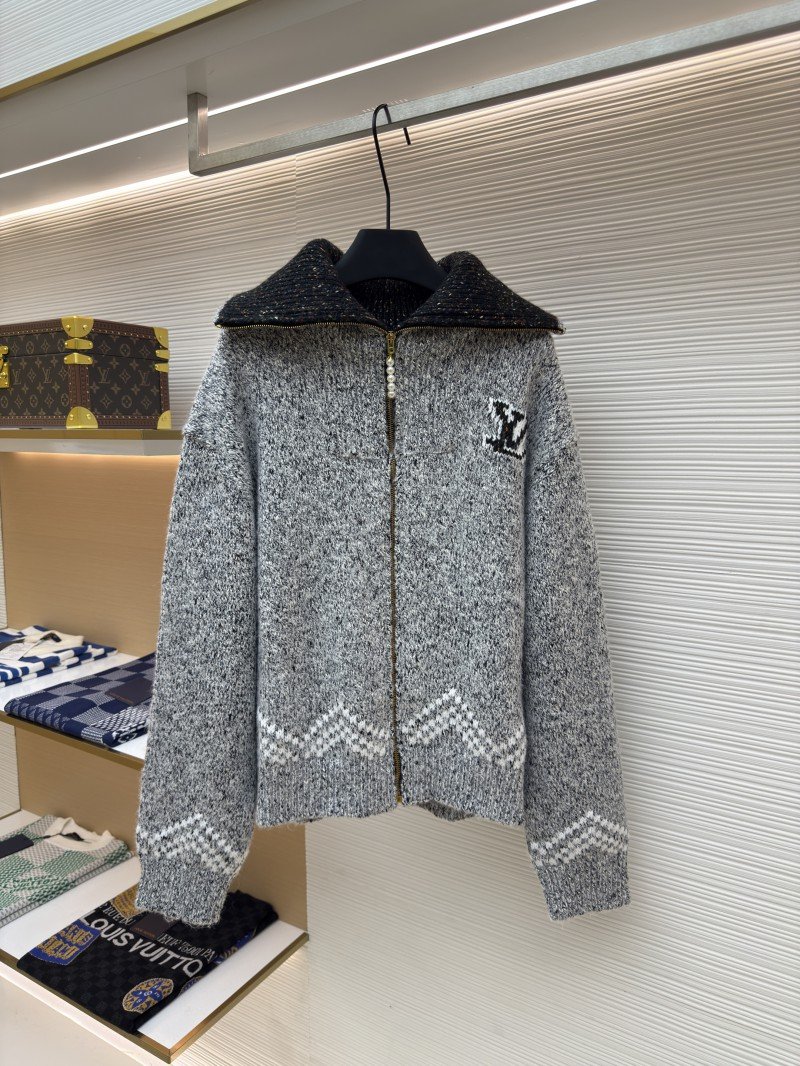 wsxc1760163037580_0.jpg LV Letter Print Zipper Collar Long-Sleeve Knit Sweater - 图片 1