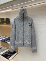 LV Letter Print Zipper Collar Long-Sleeve Knit Sweater - 图片 3