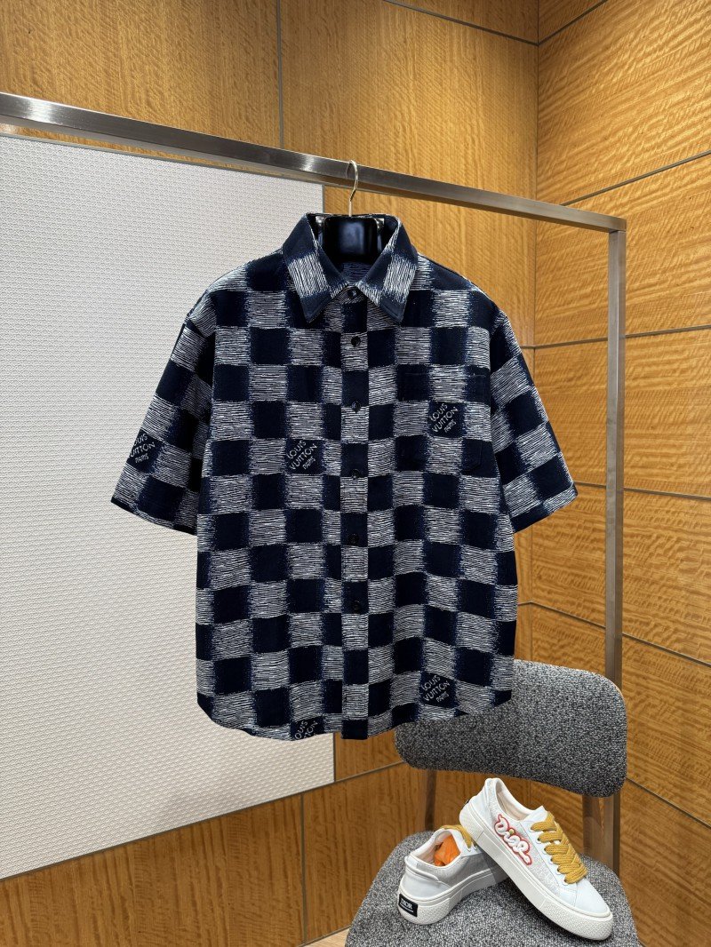 wsxc1765244084309_0.jpg LV Logo Print Pointed Collar Single-Button Short-Sleeve Shirt 2 - 图片 1