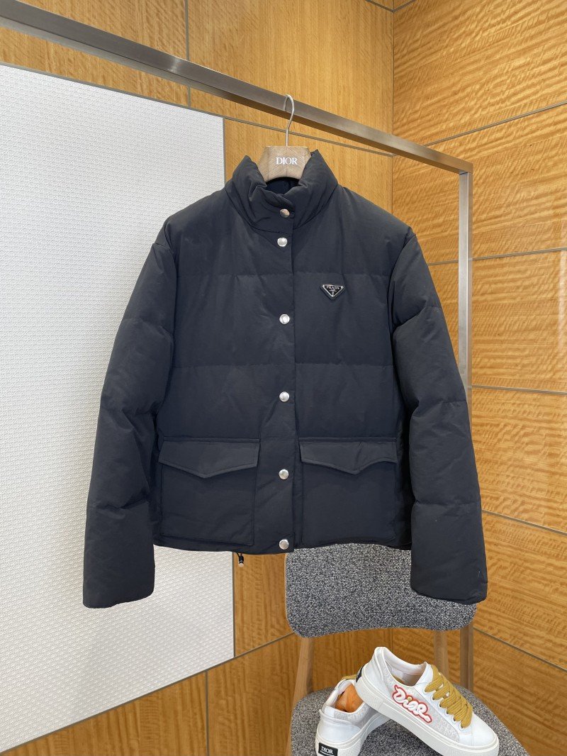wsxc1769652915248_0.jpg Prada Enameled Triangle Logo Stand Collar Quilted Down Jacket - 图片 1