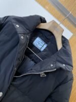 Prada Enameled Triangle Logo Stand Collar Quilted Down Jacket - 图片 4