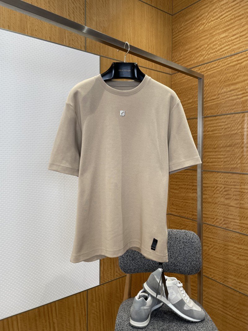 wsxc1773108011540_0.jpg Fendi Metal Logo Minimalist Short-Sleeve T-Shirt 5 - 图片 1
