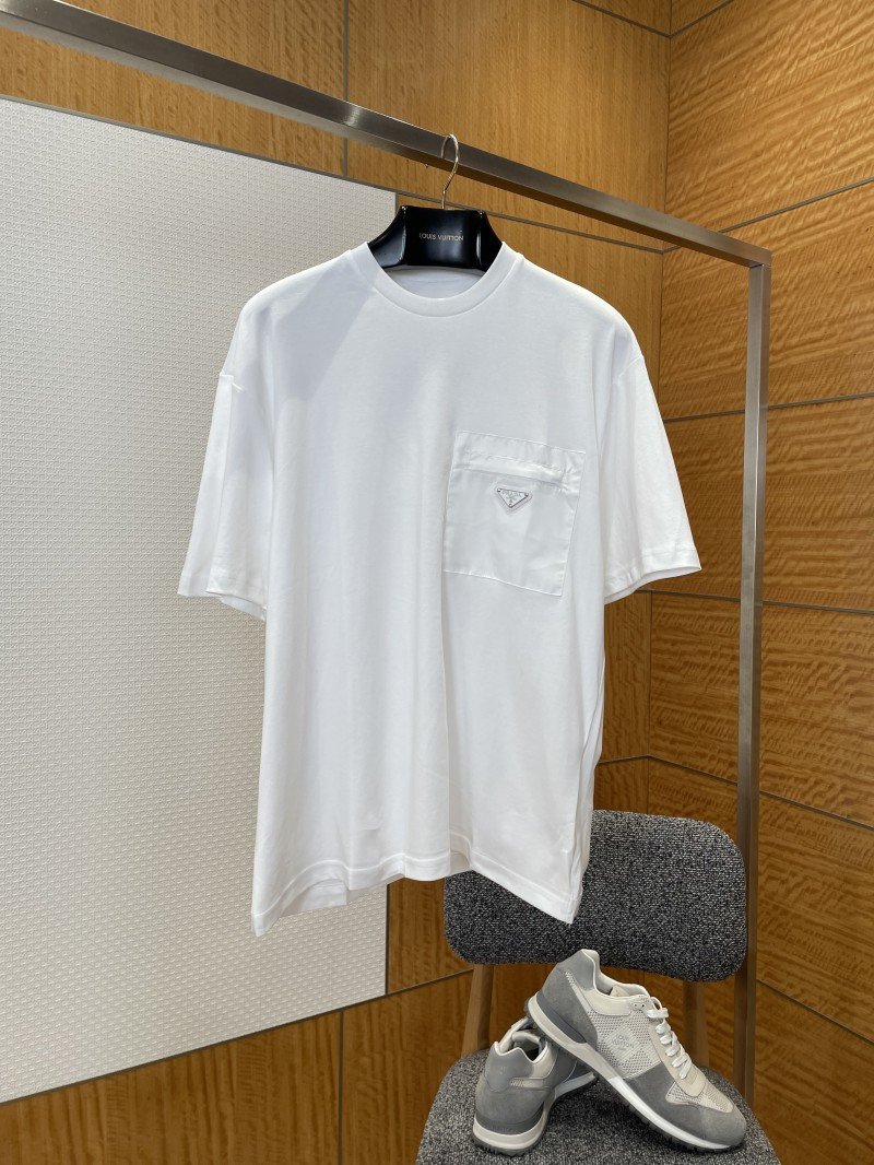 wsxc1773109298979_0.jpg Prada Triangle Logo Pocket Crew Neck Short Sleeve T-Shirt 2 - 图片 1